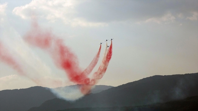 Türk Hava Kuvvetleri akrobasi timi Türk Yıldızları'ndan prova uçuşu